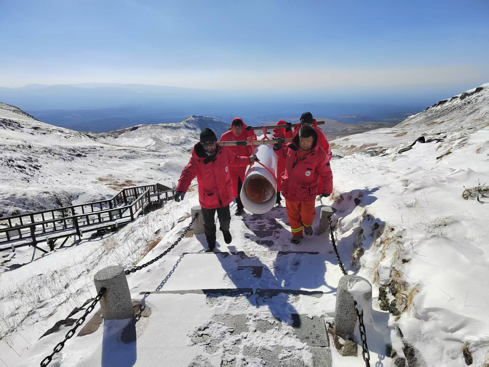 钢构长廊暖寒冬，匠心守护天池游
